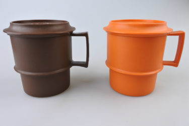 【ビンテージ】日本製Tupperware（タッパーウェア） 蓋付きスタッキングマグカップ／ブラウン＆オレンジセット