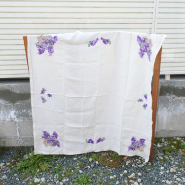 【ビンテージ】アメリカ蚤の市で見つけた紫の花柄刺繍のコットンリネンのテーブルクロス