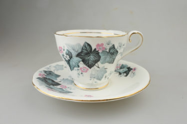 【ビンテージ】イギリス製AYNSLEY（エインズレイ）アイビー柄のカップ＆ソーサー／1934～1950年