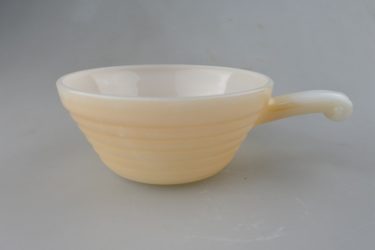 【ビンテージ】1950～1970年代 アメリカ製 Fire King（ファイヤーキング）ワンハンドキャセロール・ピーチラスター／ミルクガラス