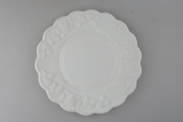 【ビンテージ】1940年～1980年代 アメリカWestmoreland（ウエストモアランド）Paneled Grape（パネルドグレープ）プレート皿／21cm／ミルクガラス