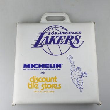 【ビンテージ】1980年代後半～1900年代初頭 アメリカ Los Angeles Kings × Los Angeles Lakers × Michelin × Discount Tire Stores ノベルティスタジアムクッション